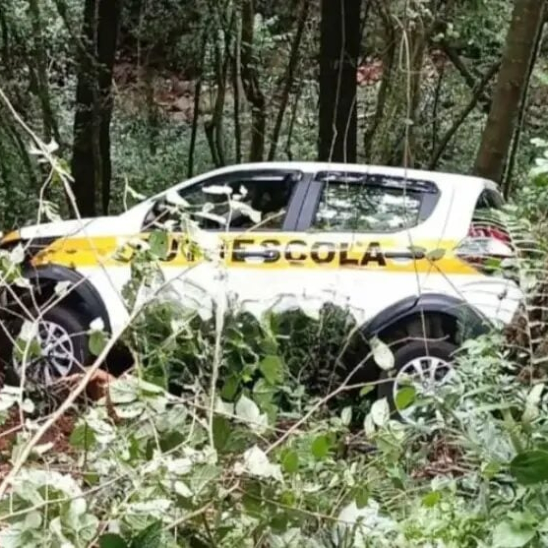 Assaltante rouba carro de autoescola e cai em barranco no Paraná