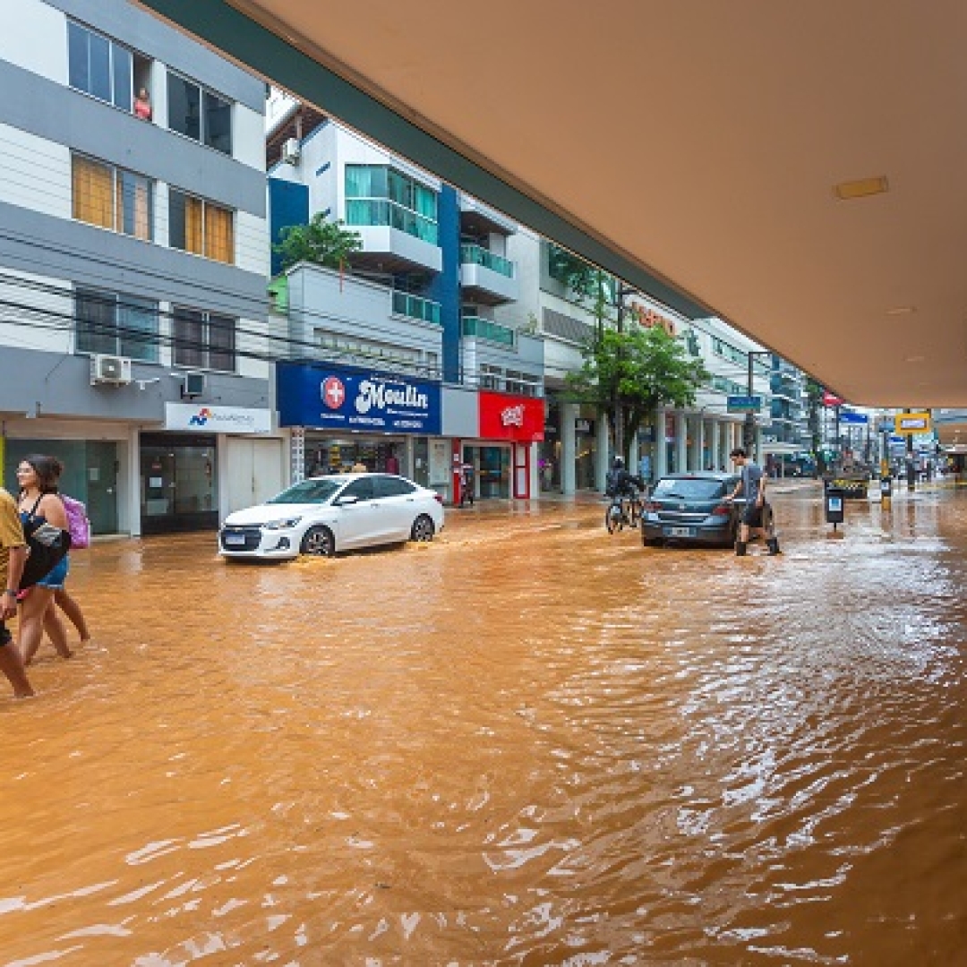 Fortes chuvas deixam mais de mil desalojados em SC