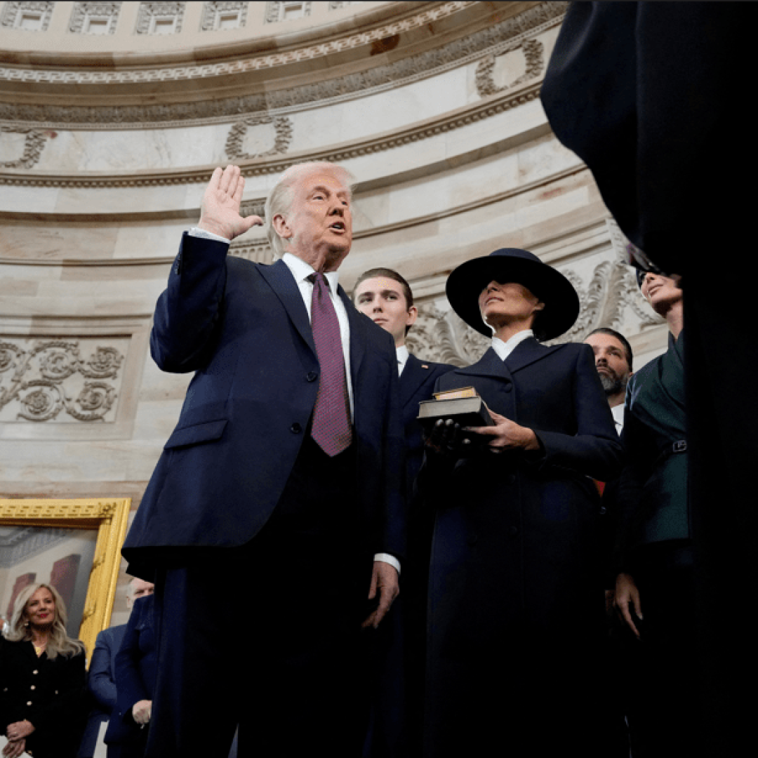 Donald Trump faz juramento de posse sem colocar a mão na Bíblia