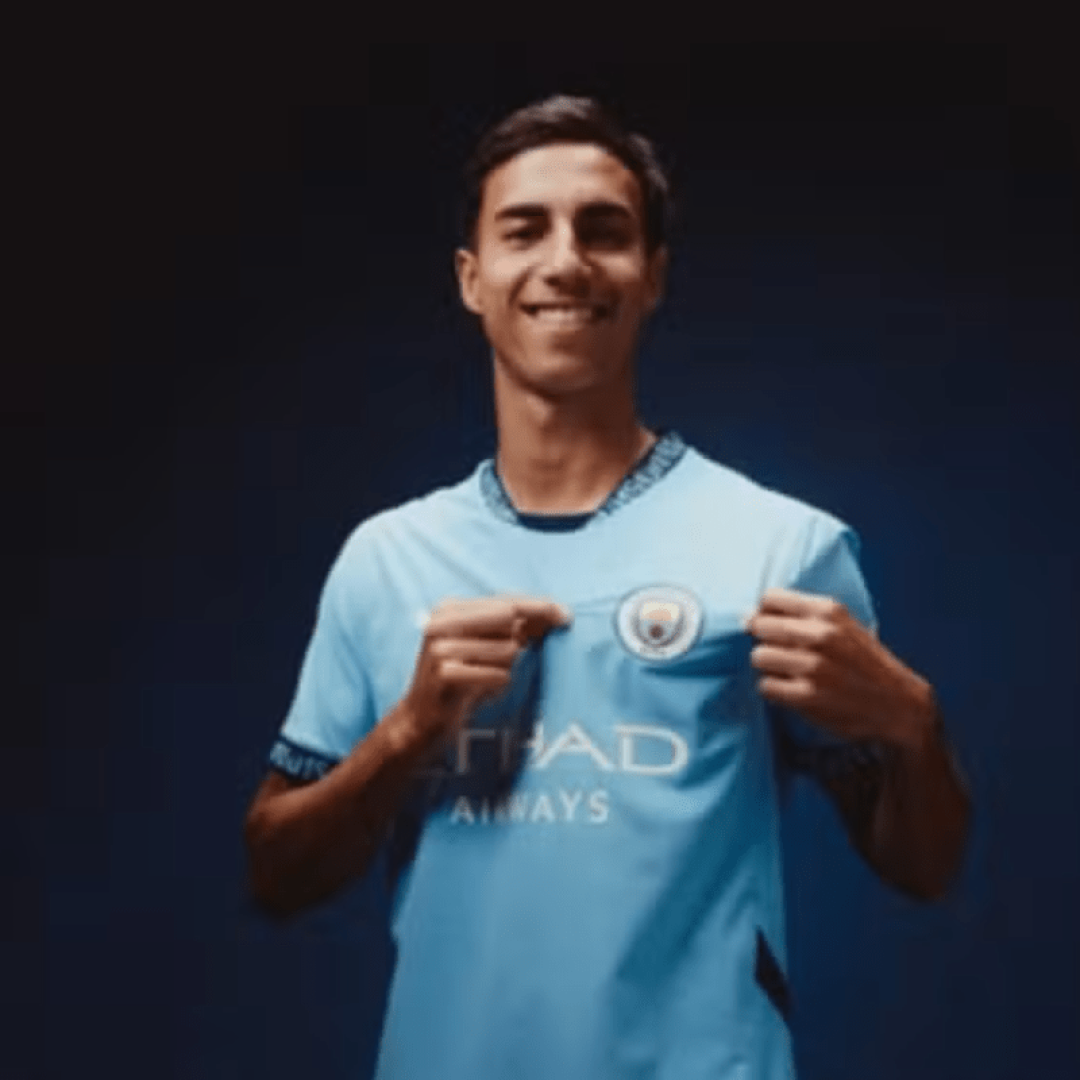 Manchester City oficializa contratação de Vitor Reis, zagueiro mais caro do futebol brasileiro