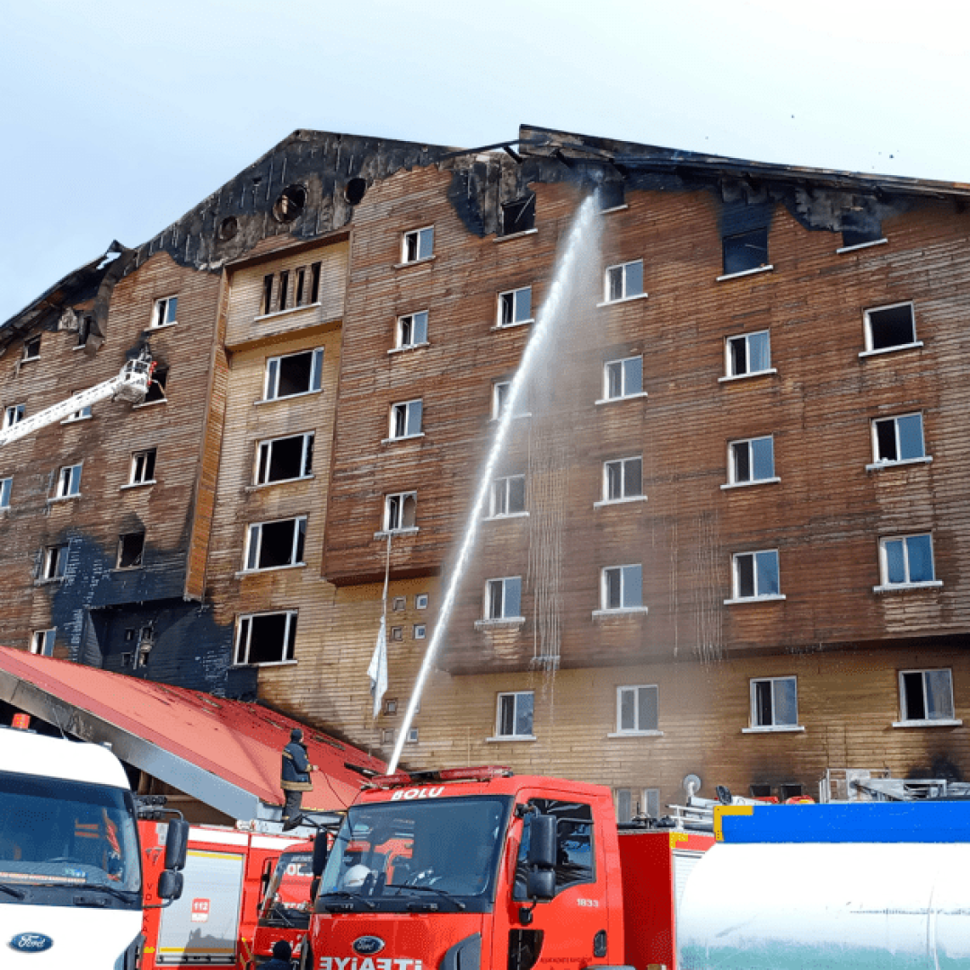 Incêndio em hotel de esqui na Turquia mata 66 pessoas