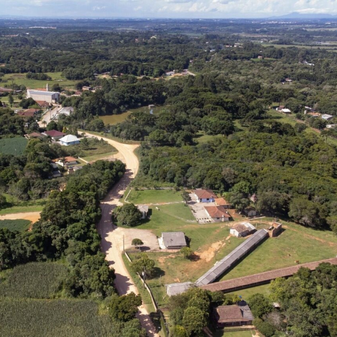 Início das obras de pavimentação de estrada rural no Paraná