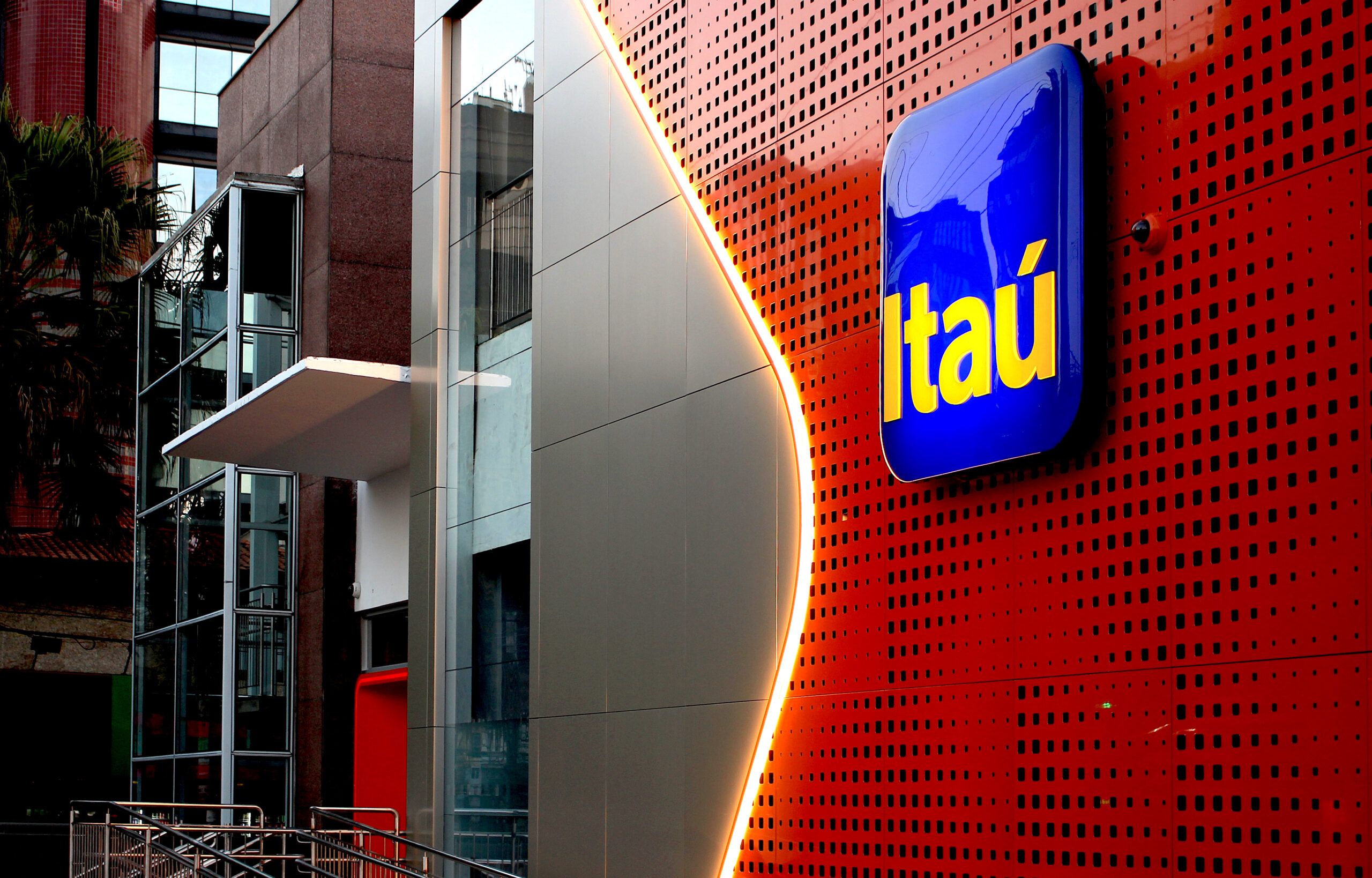 Itaú Unibanco: Uma Potência Financeira Alinhada ao Futuro