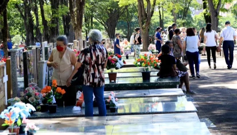 Missas nos cemitérios de Maringá no Dia de Finados