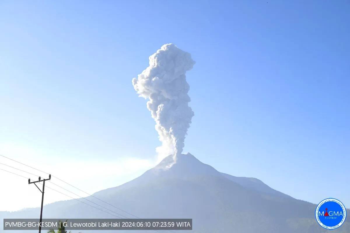 Vulcão na Indonésia entra em erupção e mata pelo menos 10 pessoas