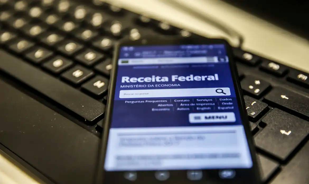 Governo propõe isenção de imposto para quem ganha até R$ 5 mil por mês