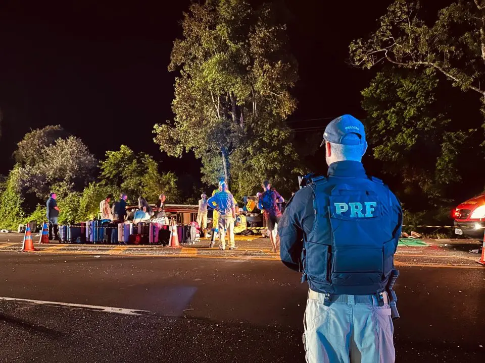 Acidente entre caminhão e ônibus deixa nove feridos no Paraná