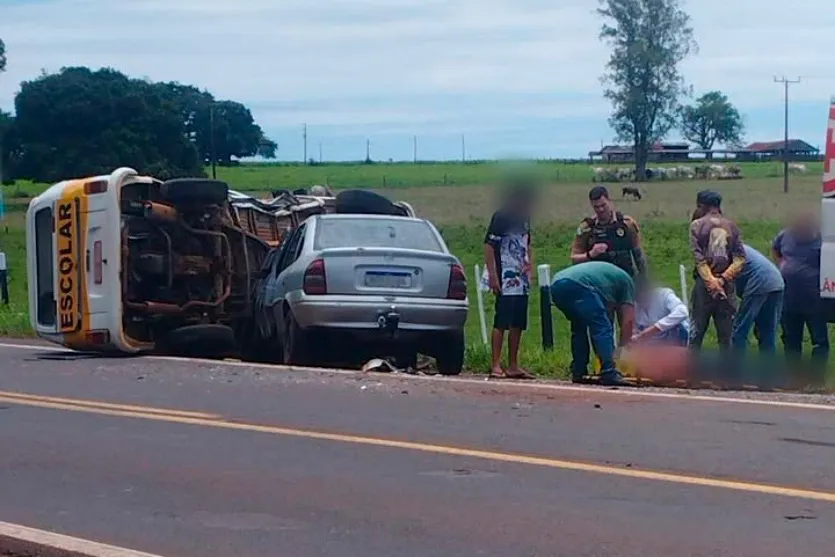 Acidente com Kombi escolar na BR-277