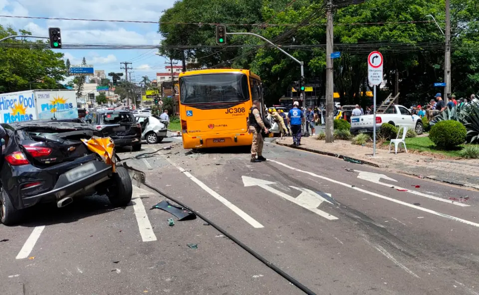 Acidente em Curitiba deixa um morto e sete carros danificados