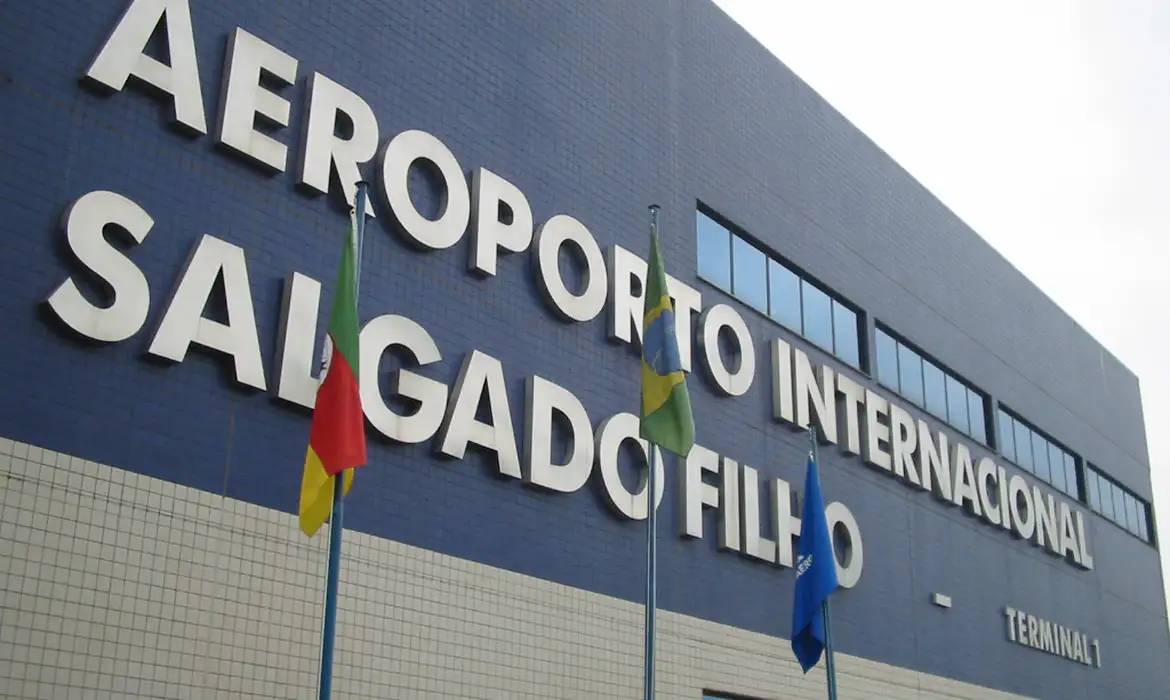 Aeroporto Internacional Salgado Filho volta a operar 24h após enchentes