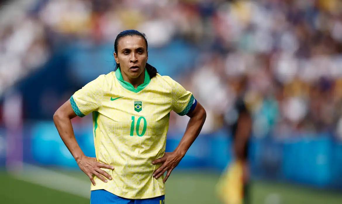 Marta recebe troféu do gol mais bonito do mundo