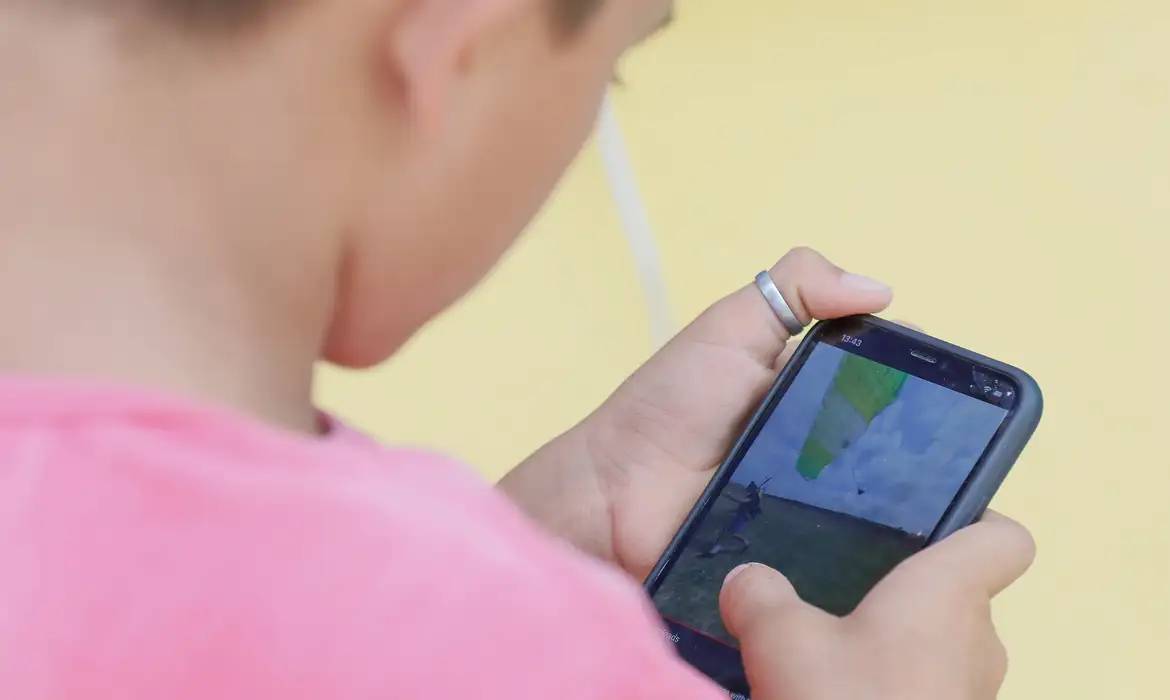 Senado aprova projeto que restringe uso de celular em escolas