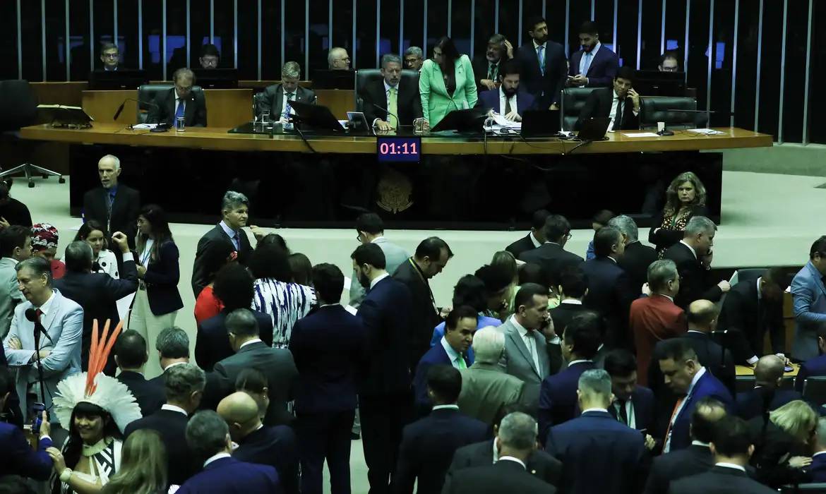 Acordo entre governo e deputados revoga lei do novo Seguro Obrigatório e desidrata corte de gastos