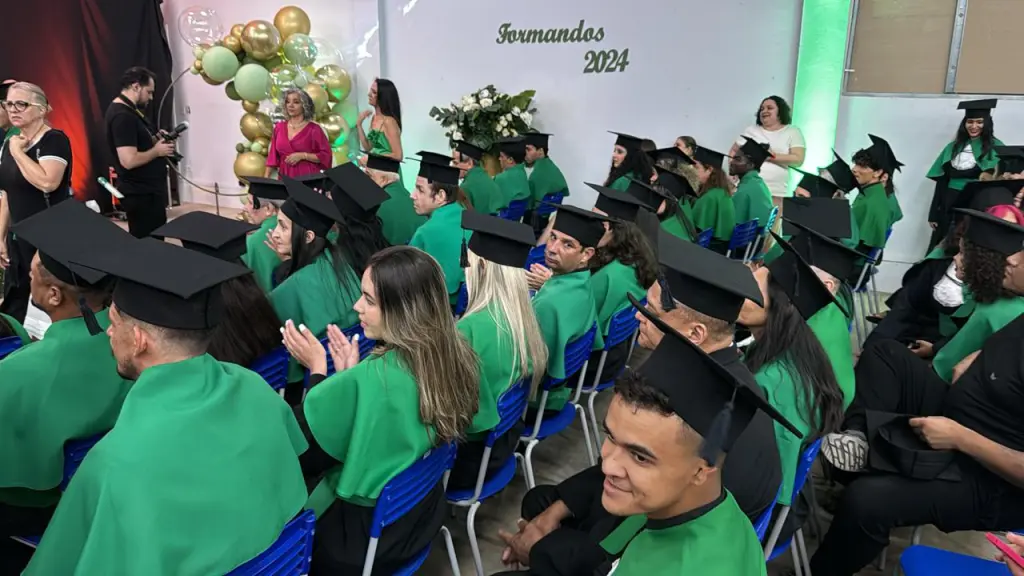 Formatura de estudantes do CEEBJA em Maringá