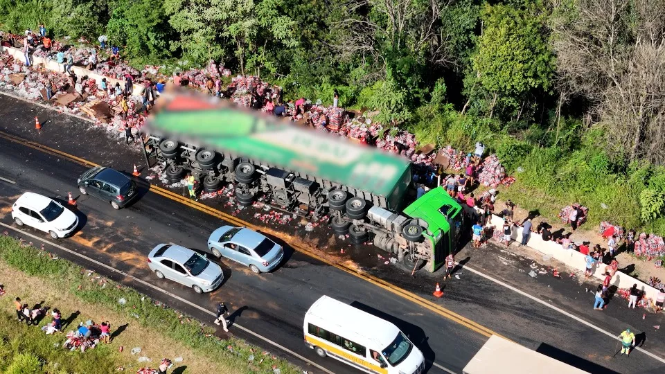 Carreta tomba na BR-277 com carga de energéticos e whisky