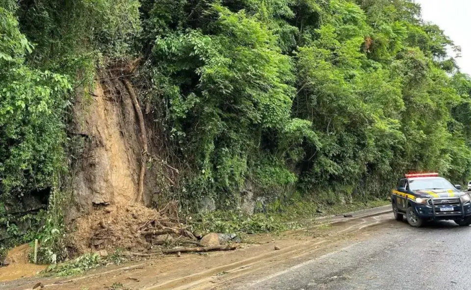 Interdição parcial da BR-277 para contenção de encostas