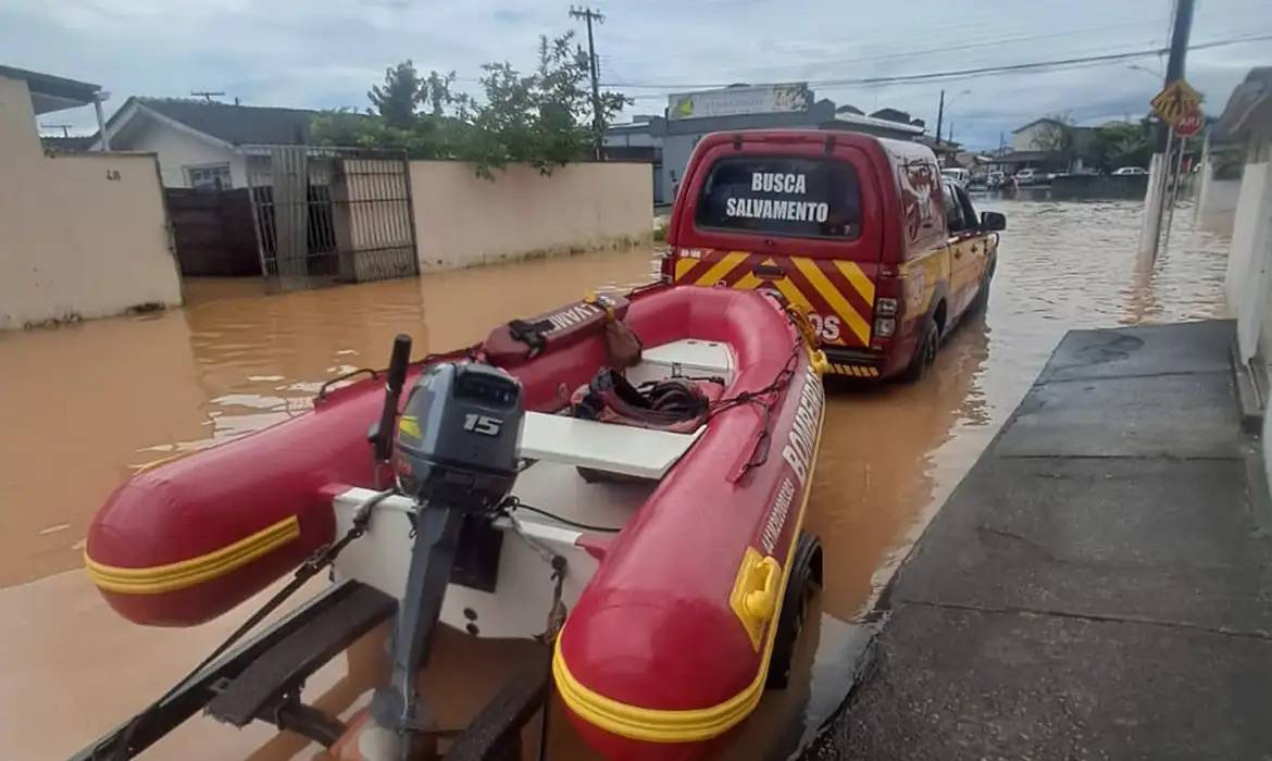 Fortes chuvas deixam mais de 780 pessoas desabrigadas em Santa Catarina