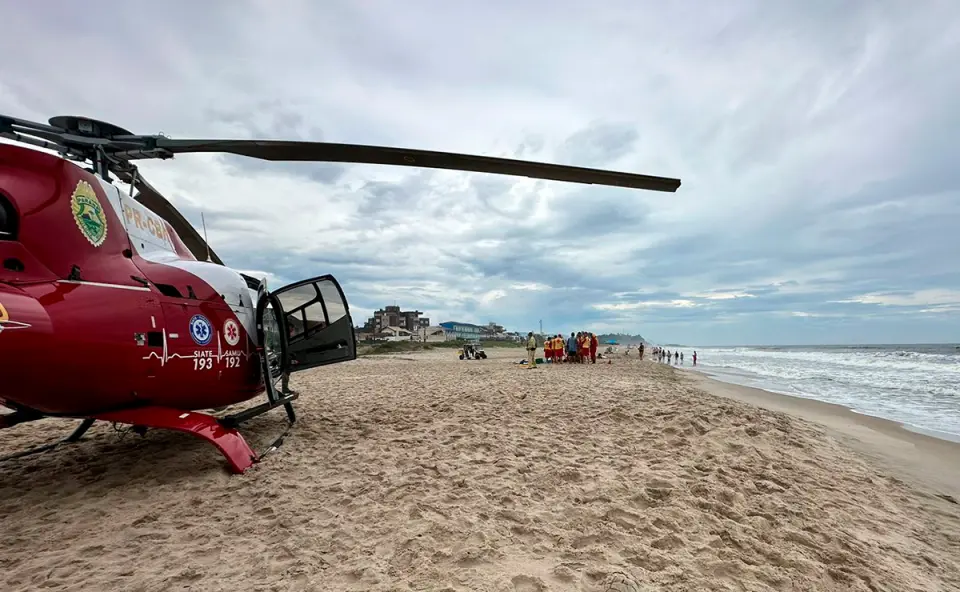 Mulher é resgatada em estado grave após se afogar no mar de Guaratuba